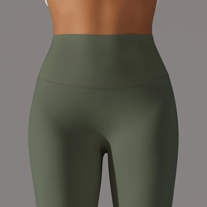 Gros plan du pantalon de yoga vert olive à taille haute avec un design mat sans couture