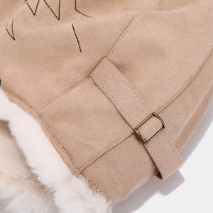 Détail du chapeau aviateur en daim avec doublure en fausse fourrure et boucle en métal bronze