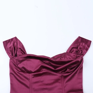 Détail d'une robe en satin bordeaux montrant le décolleté plissé et la texture du tissu