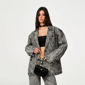 Sac à chaîne en cuir noir avec emblème de croix et ensemble en denim délavé