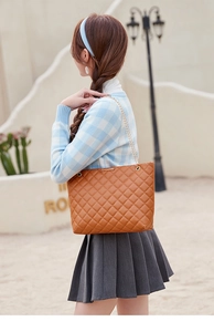 Vue détaillée du grand sac cabas matelassé marron avec chaîne dorée et logo