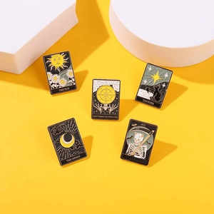 Lot de 5 broches de tarot en émail noir et or avec soleil, lune et étoiles