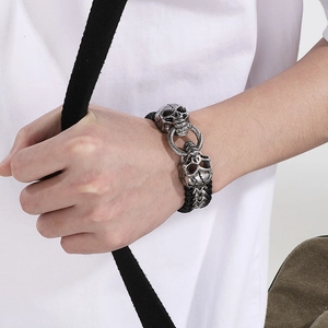 Detailansicht des Punk-Doppeltotenkopfverschlusses und des dicken schwarzen Lederarmbands