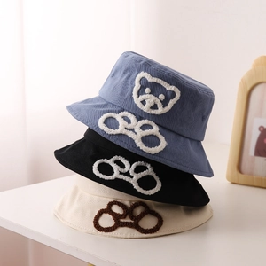 Trois bobs pour enfants en bleu, noir et beige avec broderie d'ours mignon