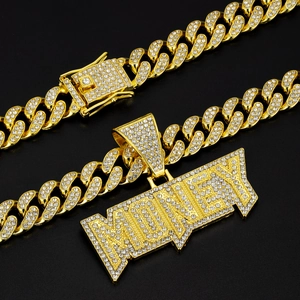 Nahaufnahme der goldenen Panzerkette mit eisigem MONEY-Buchstabenanhänger und Kristallen
