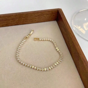 Λεπτομέρεια από βραχιόλι τένις με ζιργκόν marquise και ασφαλές κούμπωμα αναδίπλωσης