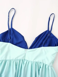 Détail de robe dégradée bleu et vert menthe avec col en V et fermeture éclair invisible