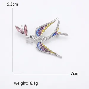 Dettaglio della spilla a rondine in smalto con misure 5.3cm x 7cm e peso di 16.1g