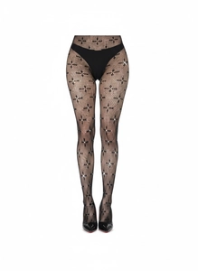 Detailansicht der schwarzen Gothic-Netzstrumpfhose mit Kreuzmuster und funkelnden Strasssteinen