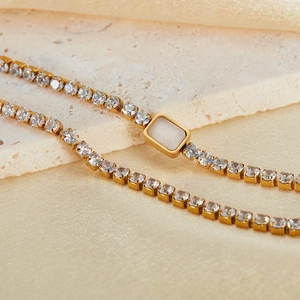 Elegante goldene Titan-Halskette mit zentralem rechteckigem Schmuckstein-Inlay