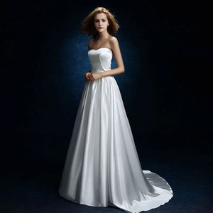 Détail d'une robe de mariée bustier blanche en satin avec une élégante ligne A et traîne