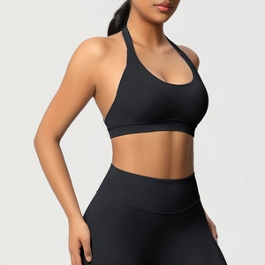 Détail de l'ourlet côtelé du soutien-gorge de sport noir et du pantalon de yoga taille haute