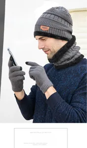 Détail de l'ensemble d'hiver gris avec doublure polaire, bonnet, écharpe et gants tactiles