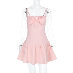 Détail de la robe rose avec nœud coulissant et finitions à volants sur l'ourlet