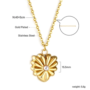 Détail du collier fleur en acier inoxydable plaqué or avec perle et mesure de 40+5cm