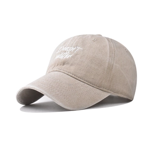 Vue détaillée de la casquette en coton lavé kaki avec broderie de lettres blanches