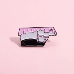Pin's émaillé style anime avec cœur rose et bords dorés pour sacs et vêtements