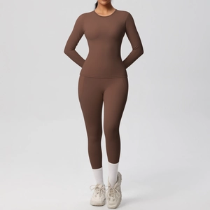 Détail de l'ensemble de yoga marron avec haut manches longues et legging de qualité