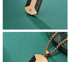 Dettaglio di un ciondolo esagonale in oro rosa con inserto in carbonio e piccolo diamante