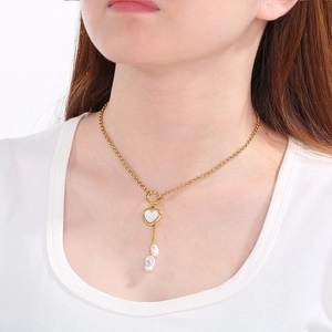 Collier doré avec fermoir en T, pendentif cœur en nacre et perles baroques sur mannequin