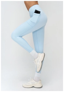 Détail du legging de yoga bleu clair à taille haute montrant la poche latérale pratique