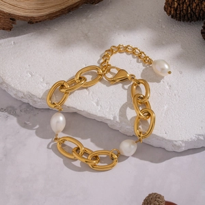 Primo piano delle perle d'acqua dolce barocche su un bracciale a maglie larghe placcato oro 18K