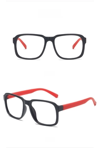Vues détaillées de lunettes carrées noir mat avec des branches rouges contrastées