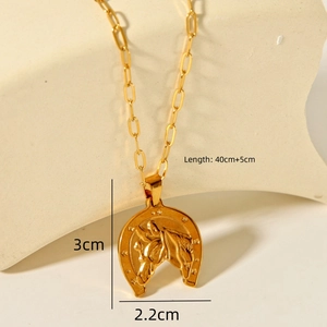 Détail du collier fer à cheval plaqué or 18 carats avec spécifications de taille