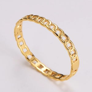 Detailed view of the gold-plated stainless steel curb link chain bracelet for women