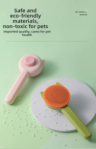 Détail de brosses de toilettage roses et vertes avec picots inox et bouton de retrait