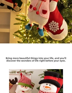 Détail de chaussettes de Noël 3D avec père Noël et bonhomme de neige sur sapin illuminé