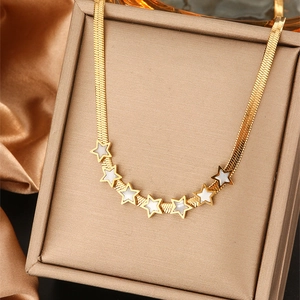 Détail d'une chaîne serpent dorée avec sept pendentifs étoiles en nacre blanche