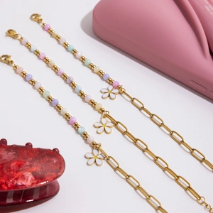 Détails des chaînes en acier 18K avec perles colorées et breloques en forme de marguerite