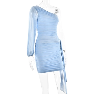 Détail de la texture en maille bleu clair et drapé plissé sur la mini robe