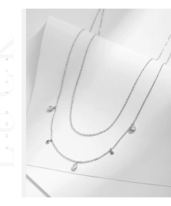 Détail du collier double rang en argent S925 avec pendentifs goutte en moissanite