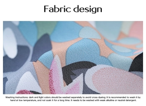 Vue détaillée du tissu en mousseline avec motifs floraux abstraits et blocs de couleur