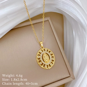 Détail d'un collier médaillon ovale en or avec pavé de cristaux et dimensions du pendentif