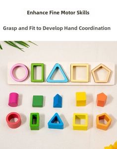 Detaillierte Draufsicht auf bunte geometrische Holzbausteine für die frühkindliche Bildung