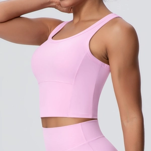 Nahaufnahme des hellrosa Yoga-Bras mit nahtloser Stoffstruktur und ergonomischem Schnitt