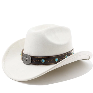 Vue détaillée du chapeau de cowboy blanc avec perles turquoise et boucle étoile argent