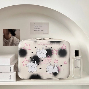 Détail de la trousse à maquillage blanche avec motif chiot et miroir intégré
