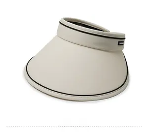 Vue latérale d'un chapeau visière crème avec bordure noire pour la protection solaire d'été