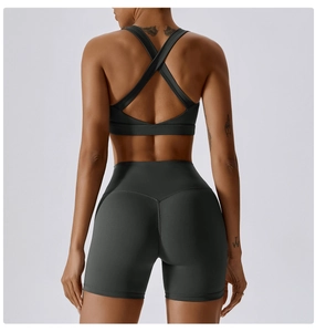 Vista posteriore del set sportivo grigio scuro con reggiseno a incrocio e pantaloncini a vita alta