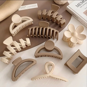 Matte Haarklammern-Set in Milchkamm-Farben mit geometrischen Designs im minimalistischen Stil