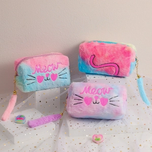 Vista dettagliata degli astucci a gatto in peluche tie-dye con ricamo di paillettes