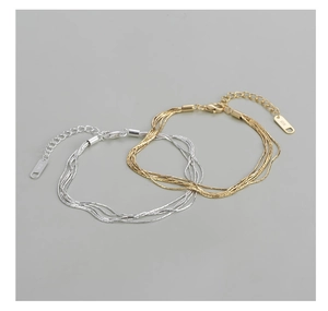 Detailaufnahme mehrlagiger S925 Sterlingsilber-Seidenketten in Gold und Silber