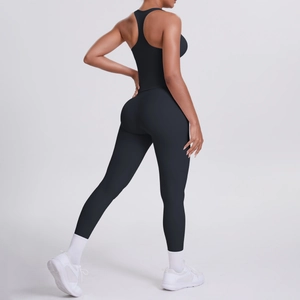 Vue arrière de l'ensemble de yoga noir avec haut dos nageur et legging gainant