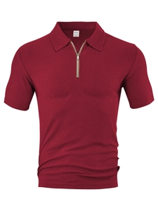 Détail macro du tissu gaufré et du col zippé sur un polo pour homme bordeaux foncé
