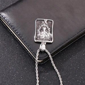 Relief détaillé d'une tête de lion sur un pendentif rectangulaire argenté et chaîne torsadée