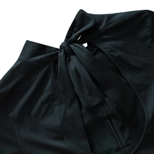 Vue détaillée d'une robe noire élégante avec découpe au dos et nœud papillon chic